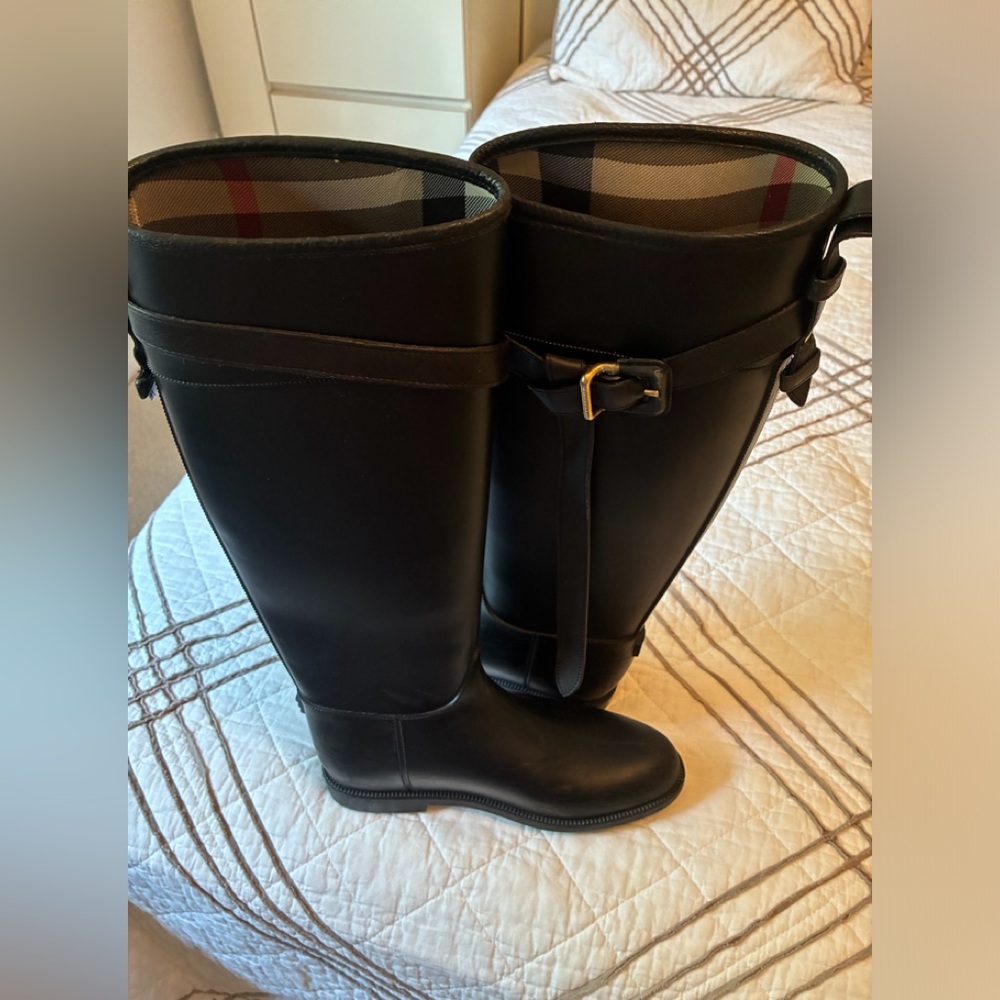 Women’s BURBERRY “Roscot” Black Rubber Riding Rainboots - SZ 38. US 8